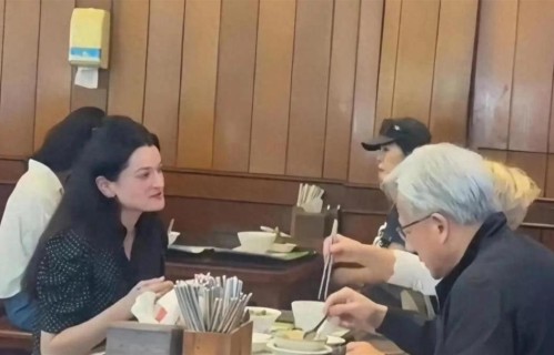 黄仁勋一家台北聚餐！35岁女儿年薪110万美金，曾是后厨打工人