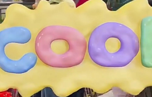 谢娜带娃现身环球影城，牵手女儿温馨有爱，驻足停留让粉丝拍照