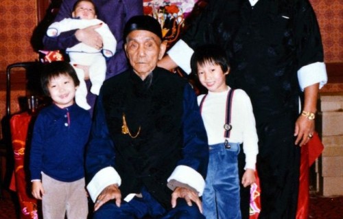洪天明晒父亲洪金宝年轻时的旧照片，被提到范丞丞他选择忽视|成龙|儿子|合影|古天乐|周家蔚