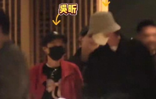 43岁吴昕罕见同框男友郑恺！甜蜜聚餐超恩爱，状态太少女
