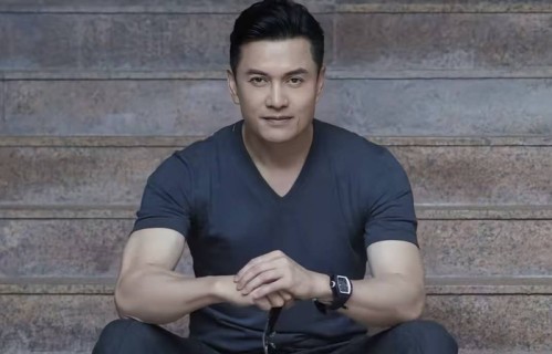 70岁吕良伟近照刷屏！穿背心跑马拉松肌肉炸裂，网友：这分明是40岁