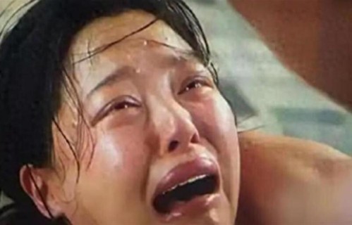 金子涵不说话只举备忘录，行业装睡二十年，她写下的字谁敢读？