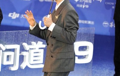 贺峻霖为什么会对北影节产生“回家”的感觉，背后有什么故事？|北京国际电影节|versacecollection|舞台|成长|开幕式