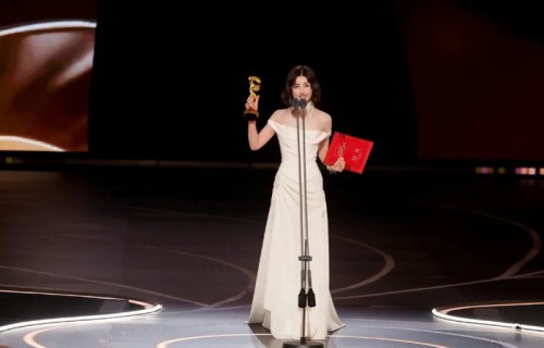 优致洞察|张子枫:从“国民妹妹”到多面演员,24岁的她还在打破天花板|唐山大地震|冯小刚|短发|淤青|野心