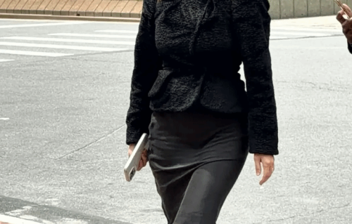 侃爷老婆终于保守了一次！穿上衣服认不出来了