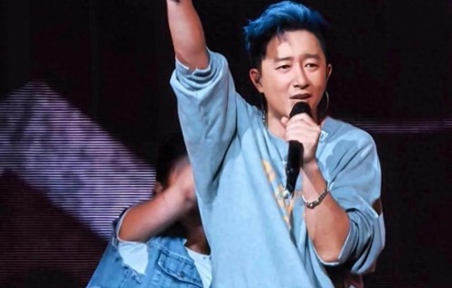 卢靖姗和婆婆现身韩庚演唱会，3岁女儿也在，模样漂亮像迷你韩庚