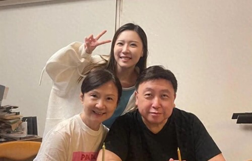 王晶71岁生日这天，70岁老婆正面照曝光，难怪她能忍受如此多绯闻