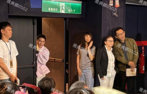 被63岁的梁朝伟可爱到了，他小心翼翼从门后探出脑袋的样子好萌!