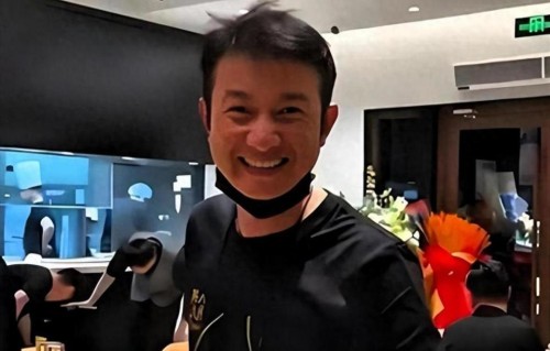 文章开面馆女儿捧场，17岁文爱马亭亭玉立，长相像爸不像马伊琍