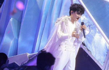 周深演唱会披风滑落变名场面：高音稳如CD，可爱秒变表情包！