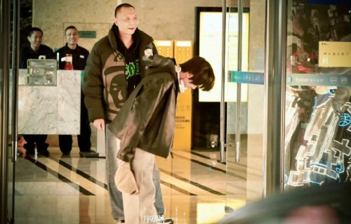 李煜东在生日会上向粉丝鞠躬的具体场景是怎样的？