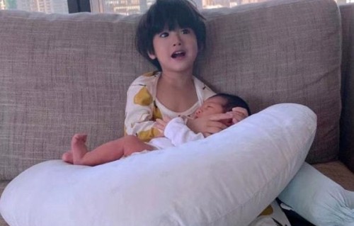 麦迪娜晒儿女合照，女儿鼻梁高挺，丹尼尔怀抱妹妹好有爱！