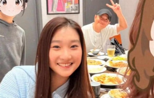 女儿常来饭馆，爸爸亲手开门牵妹妹，这画面让路人拍了又拍