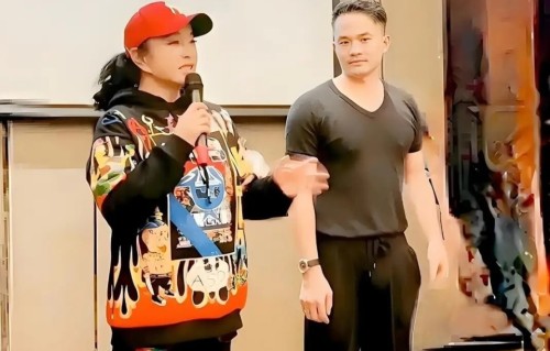 74岁刘晓庆再爆大瓜！和助理同居6年未离婚，百亿婚姻是空壳骗局