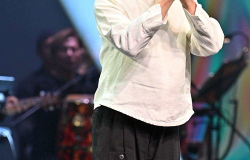 卢冠廷获颁“金针奖”，感谢太太及填词人唐书琛：没有她就没有今天的卢冠廷|十大中文金曲|陪着你走|音乐|但愿人长久|我要飞