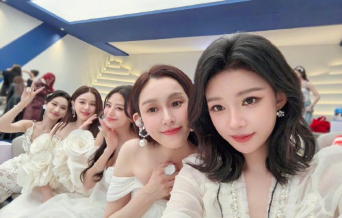 孙怡的长文提到了哪些帮助过她的前辈或队友？|李斯丹妮|花蝴蝶|胡怡雯|宋妍霏|沙包