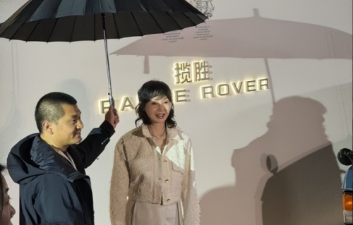 61岁张曼玉现身北京，脸部笑起来有些僵硬，女神已彻底老去