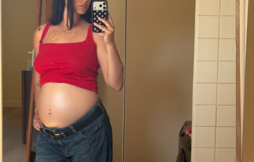 姜文女儿宣布怀孕，与法国老公结婚8月双喜临门，孕照肚大如箩临近预产期