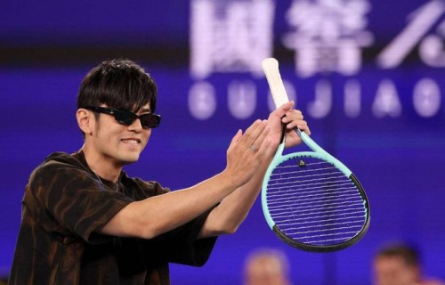 周杰伦澳网首秀造型帅气却连球都没碰到 止步首轮后暖心为粉丝签名|发球|比赛|剪刀石头布|挑战赛|澳大利亚