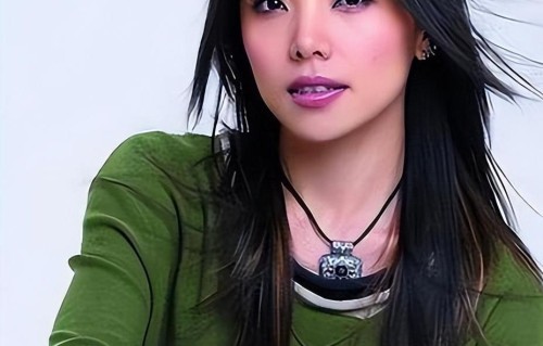 ​ 36岁丧夫，12年单身：她完成丈夫遗作后隐退，与收养的流浪狗相伴到如今