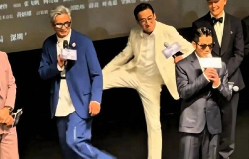 70岁周润发和68岁梁家辉在郭富城身后手舞足蹈,三位影帝年龄加起来近200岁,心理年龄却不到3岁