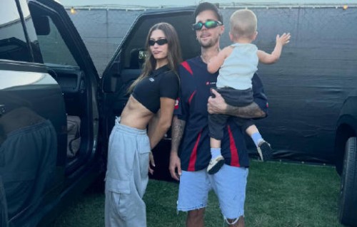 海莉带孩子去看比伯演出的照片和视频中，杰克是什么样的？