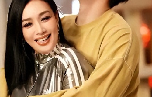 没想到，钟丽缇与前夫生下的女儿，竟为三婚丈夫张伦硕做了嫁衣 