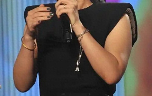 乐坛天后"返老还童"？那英澳门演唱会笑料不断，年近60却如"顽童" 