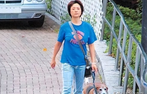 叶子楣她是香港第1波霸，与男友同居26年，现在竟然变成这个样子 