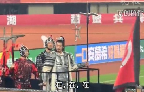 何润东回应亮相\"苏超\"为何不骑马 尊重项羽形象|宿迁|造型|英姿|经典|助威