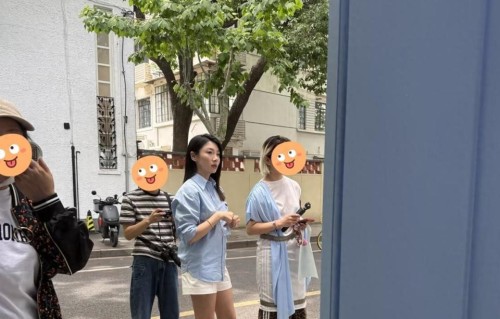 程晓玥带宝宝现身店铺，生二胎后恢复迅速，穿高跟鞋毫无生产痕迹