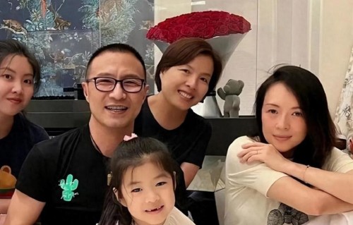 离婚前的章子怡，所有人都在开心拍照，只有她在拼命的压抑自己