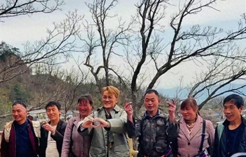 吴克群在老君山撞见挑山工，没给钱，反手送了一套机械外骨骼，