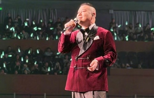 岳云鹏在演唱会上如何处理迟到的观众，现场反应如何？|迟到者|巡演|合唱|厦门|尴尬