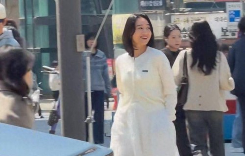 朱丹一家四口春游,八岁念念门牙全掉,周一围悠闲看着比老婆年轻