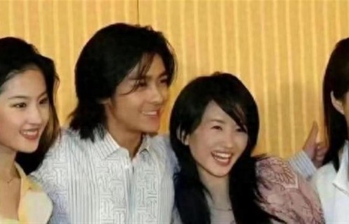 拍这些照片时蒋欣19岁，刘亦菲15岁，简直像出水芙蓉一样美 ​