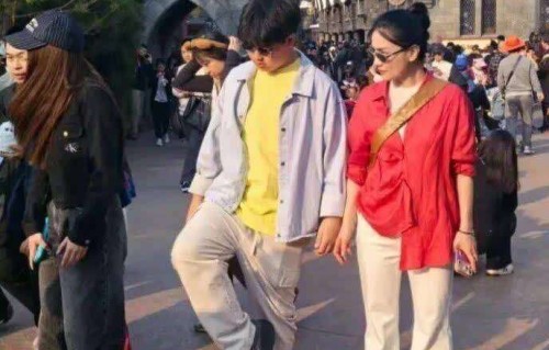 50岁胡可近况曝光，嫁沙溢15年恩爱，俩儿子成她骄傲|贤妻良母|素颜|育儿|模样|娱乐圈