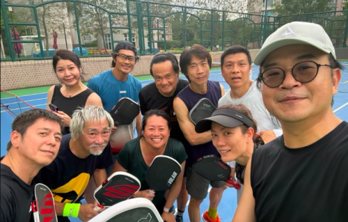 TVB前金牌监制满头白发现身球场，与昔日绯闻女友同框零尴尬