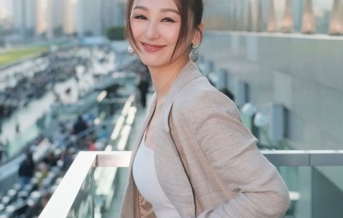 39岁TVB花旦新剧延拍，晒童年母女合照被赞基因太强大