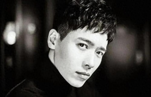 高云翔陪小酒窝逛面包节！小酒窝与粉丝比耶合照，他笑得一脸宠溺