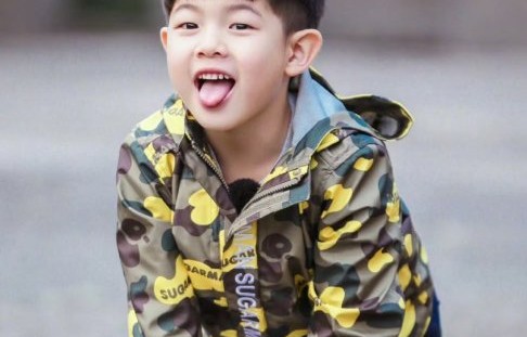 安吉帮女生背包时，两人具体是怎样的互动状态，有没有其他被拍到的照片或视频？