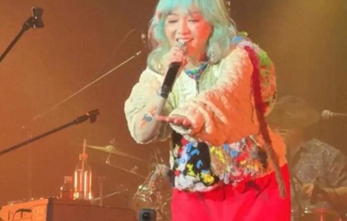 小S阿雅看范晓萱演唱会，范为大S留座，小S感动落泪|香槟酒|活着|合唱|台北|台上