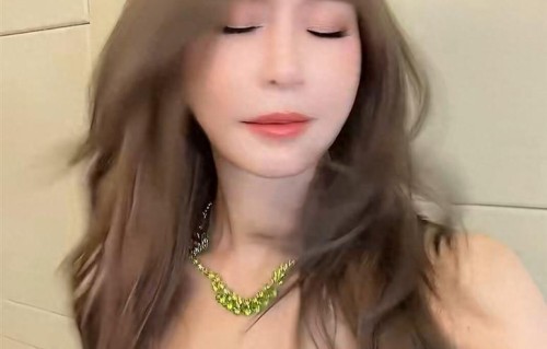 王心凌深圳演唱会出意外，腿部被镭射烫伤，当场表情痛苦中断演唱