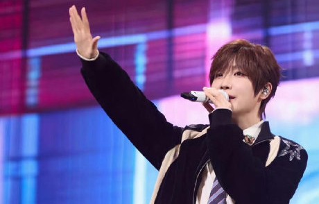 徐良'时间折叠'演唱会为观众准备校服伴手礼的初衷是什么？|七秒钟的记忆|那时雨|情感|记忆|时光