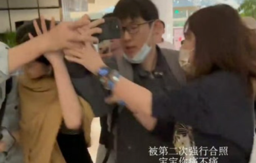 刘浩存北影节离场遭男子强行贴身合照，被挤撞头部仍保持微笑