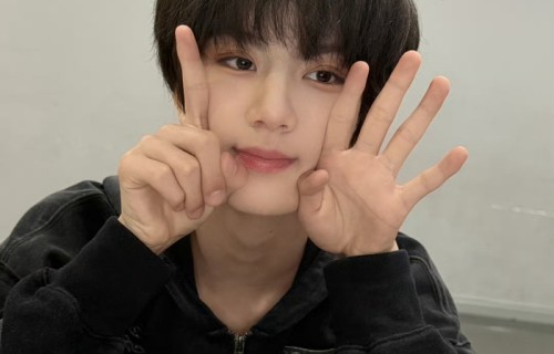 李煜东黑衣造型亮相，承诺公演将全力以赴|萌物