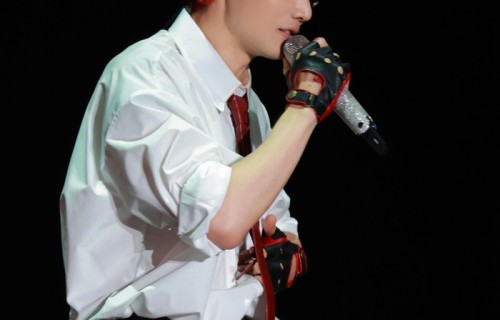 李荣浩太原演唱会造型引热议