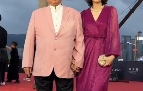 洪金宝穿拖鞋，坐轮椅独自去买肉，身边没有亲属也没有助理|明星|买菜|腿脚|拐杖|笑傲江湖