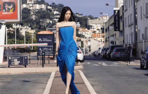 虞书欣亮相戛纳世界人工智能电影节，“黑长直”搭配湖蓝长裙被封“蓝色妖姬”