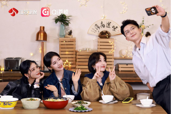 林允与蒋梦婕、黄英、林晓一起张罗“春日老友局”(节目组供图)